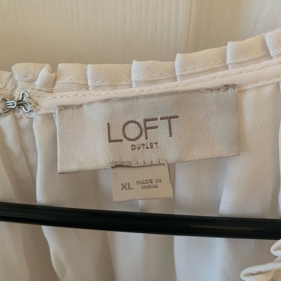 •👚 LOFT Top 👚• - Picture 4 of 5